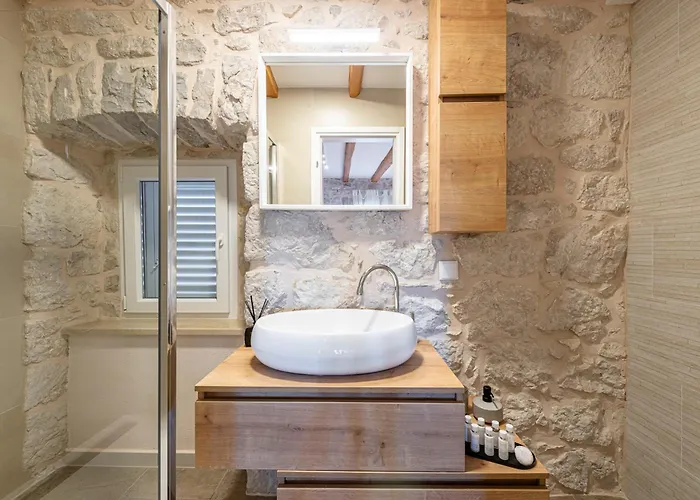 Castellum Canalis Villa *